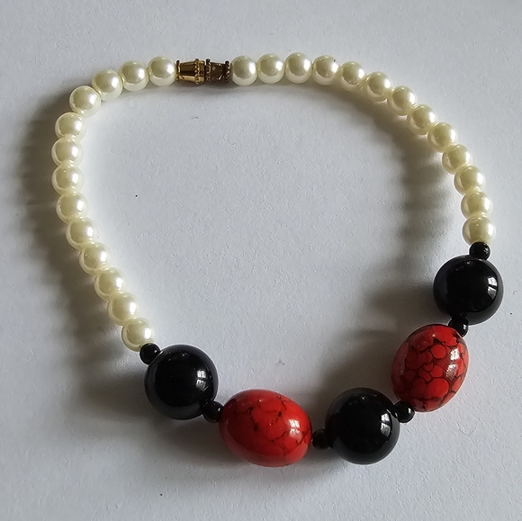 Beaded bracelet faux pearls black red plastic beads - Picture 3 of 6